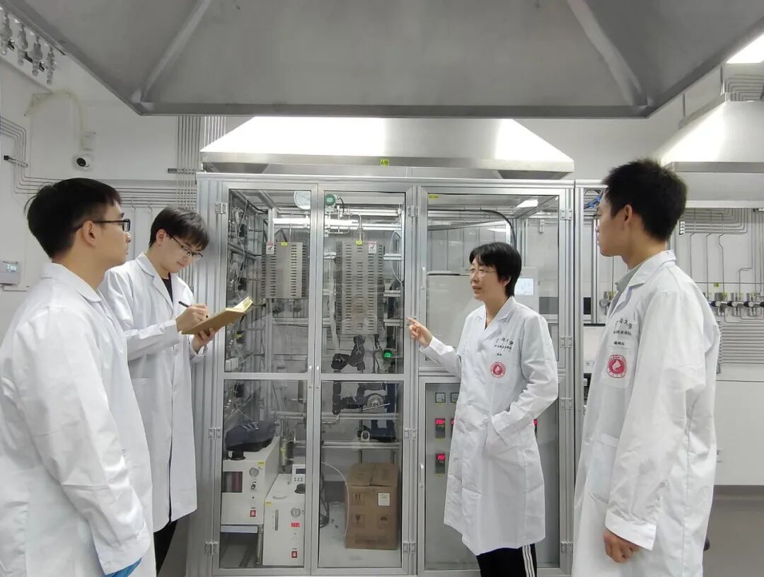 【每月名师】精益求精育英才，科教赋能兴八桂——记谈球吧教授徐晶