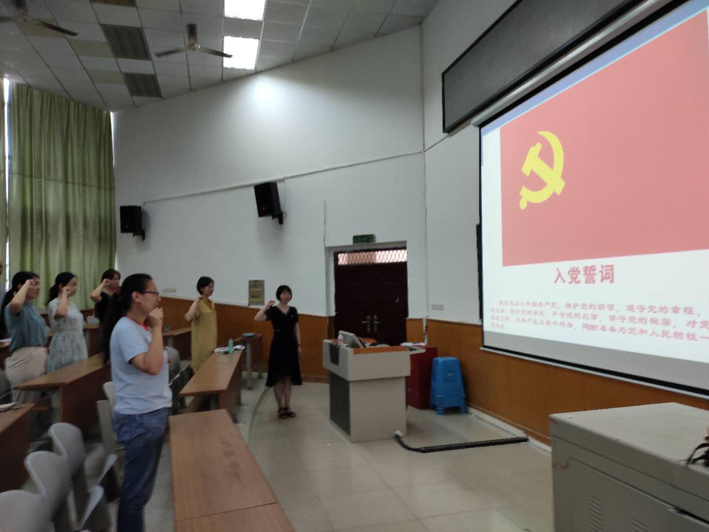 谈球吧举办专题微党课暨学院党委理论学习中心组2020年第4次集中学习扩大会