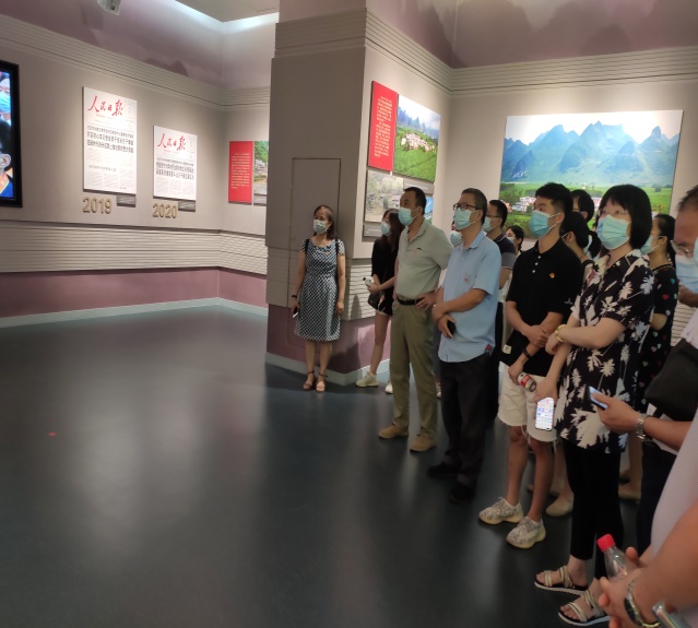 谈球吧开展参观广西脱贫攻坚成就展主题党日活动