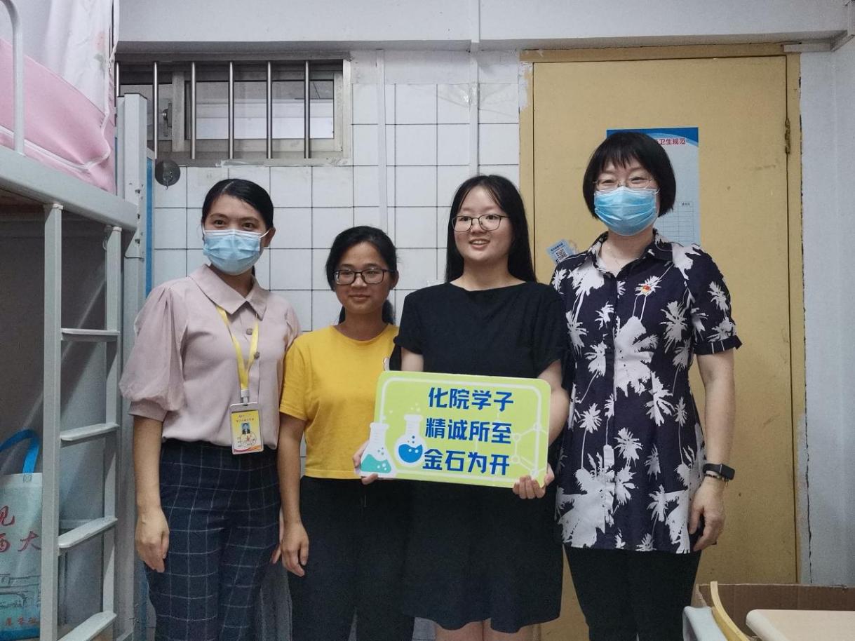 谈球吧领导带队走访2022级新生宿舍