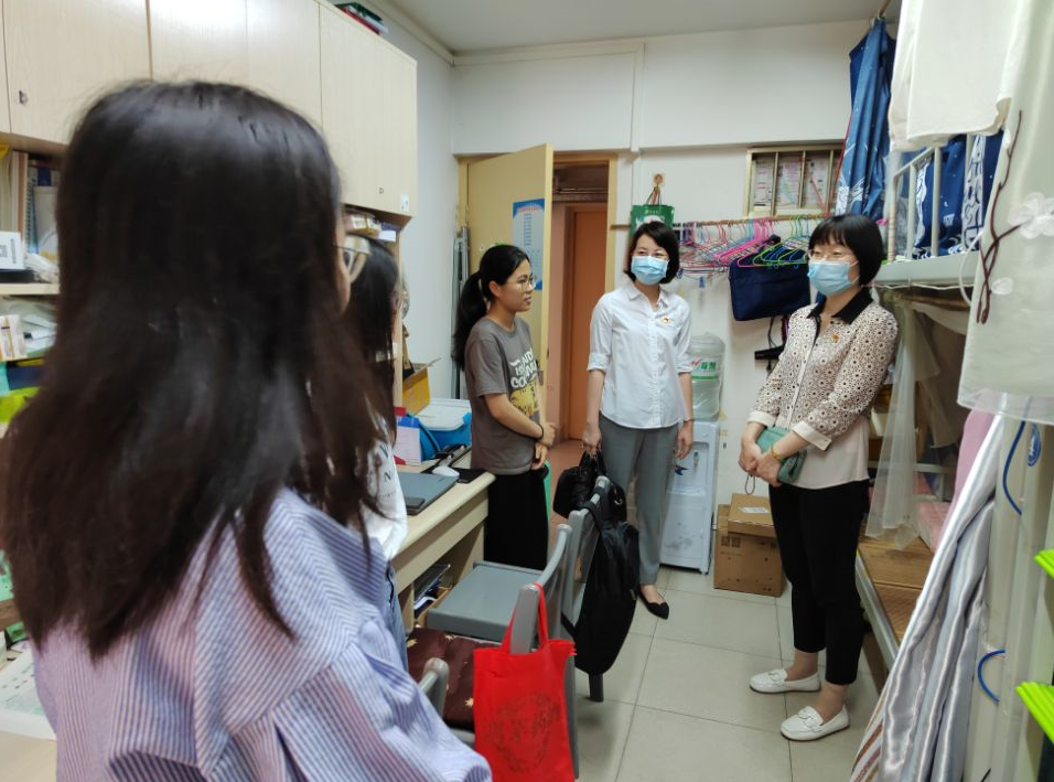 谈球吧领导到学生宿舍探望走访