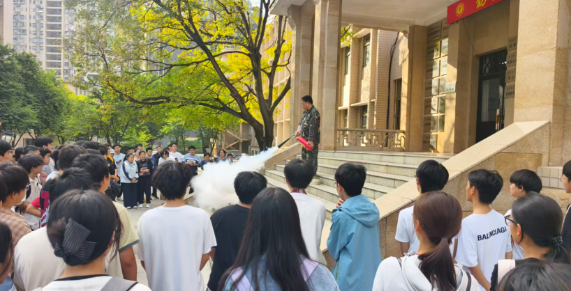 植根消防安全思想，建设校园安全防线——谈球吧组织开展消防灭火及逃生演练